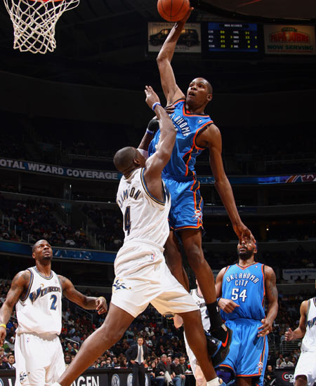 全市场：拉齐奥接近免签因西涅，年薪130万欧签约至明年6月（据全市场报道，拉齐奥接近以自由身签下因西涅，年薪130万欧，合同至明年6月）