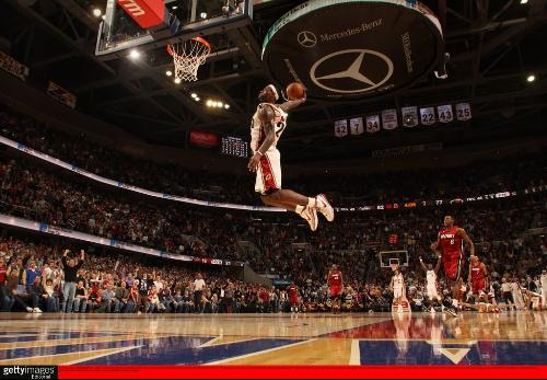 西媒：欧洲没球队愿满足维尼修斯薪资要求，和沙特没正式协议（西媒：欧洲俱乐部无人愿匹配维尼修斯薪水，尚未与沙特达成正式协议）