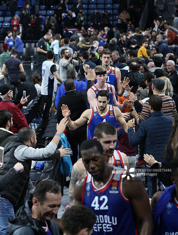 米体：法国电视台取消转播年轻人vs里尔，因前者胸前广告违规（米体：因伯尔尼年轻人胸前广告违规，法国电视台取消其对阵里尔的直播）