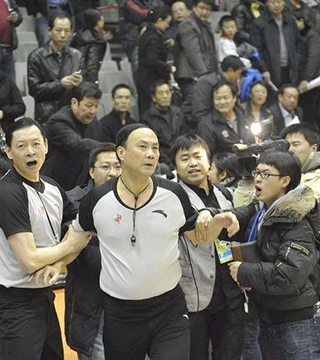 NBA：湖人险胜火箭 詹姆斯砍下38分（詹姆斯38分助湖人险胜火箭）