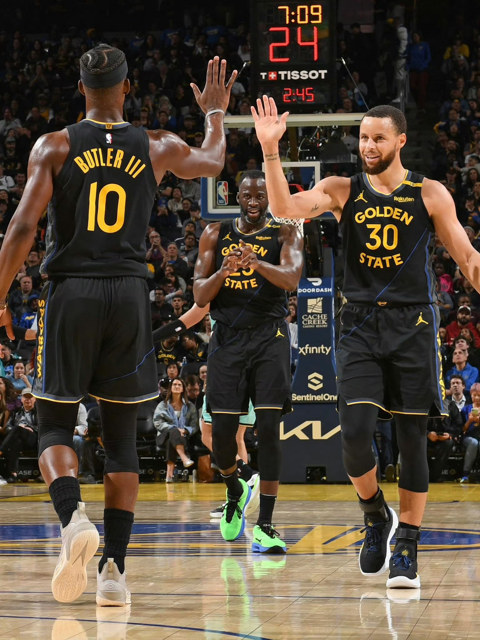 皇马连续三轮平局遇危机！西甲第19轮提前上演，白衣军团能否止住颓势？（皇马三轮不胜警报拉响！西甲第19轮提前开打，银河战舰能否止跌回升？）