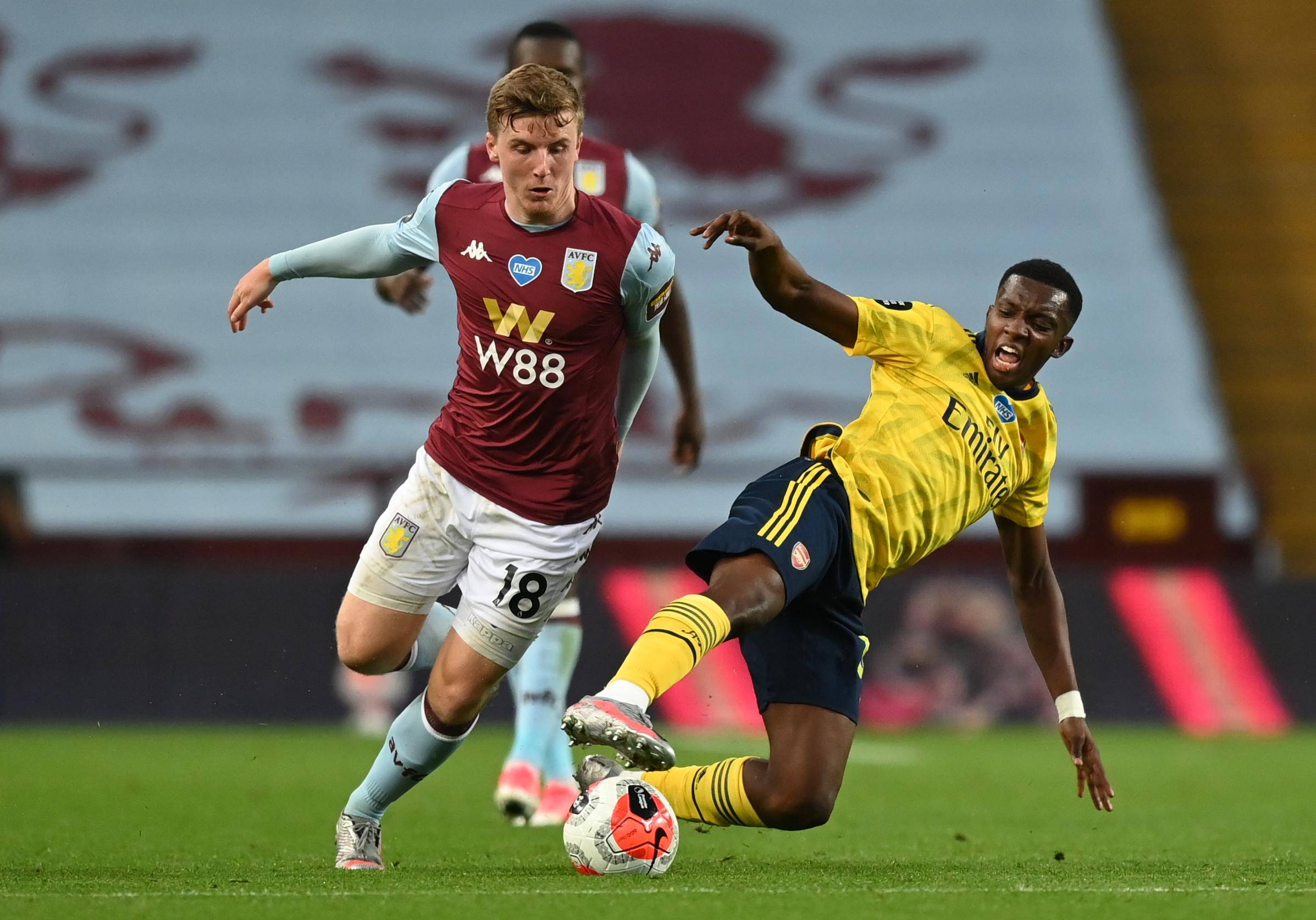 杨晨对话施拉普纳：中国球员不该只为钱踢球，留洋从乙级开始（杨晨与施拉普纳对话：中国球员不应唯钱是图，留洋应从乙级打起）