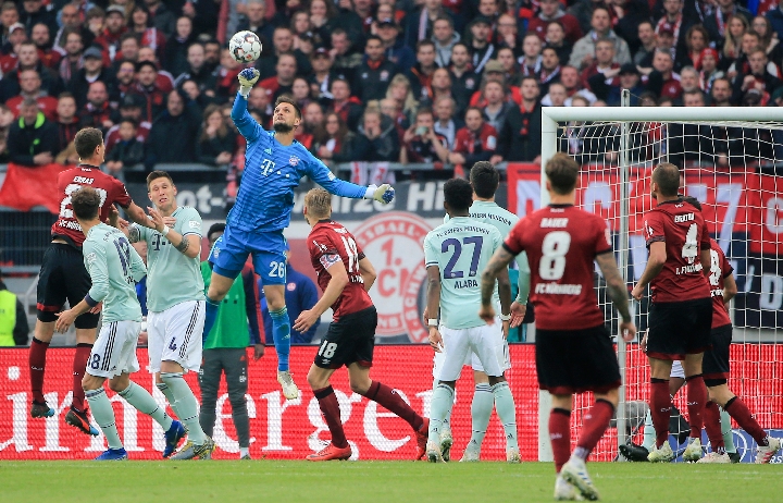 29分大败想起他了？湖人球迷群体高呼勒布朗！美网友让东里给老詹道歉（29分惨败后，湖人球迷齐呼勒布朗，美网友要求东里向老詹致歉）