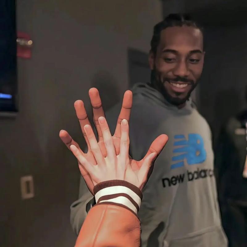 湖人詹姆斯关键三分锁定胜利（詹姆斯命中致胜三分，湖人锁定胜局）