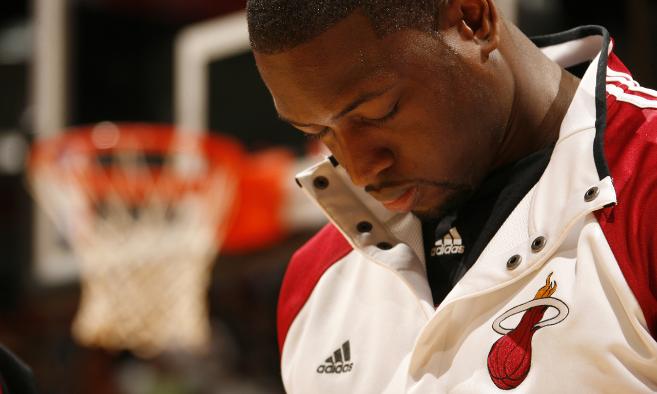 谭龙效力亚泰8年陪球队降级又冲超，如今再次跟随球队降级（谭龙八年亚泰生涯，历经降级与冲超，如今再度随队降级）