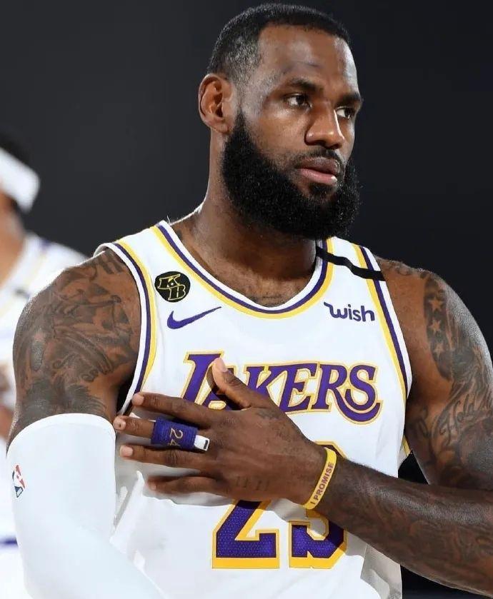 2025南宁马拉松 开场舞太燃了！（2025南宁马拉松：开场舞燃爆全场！）