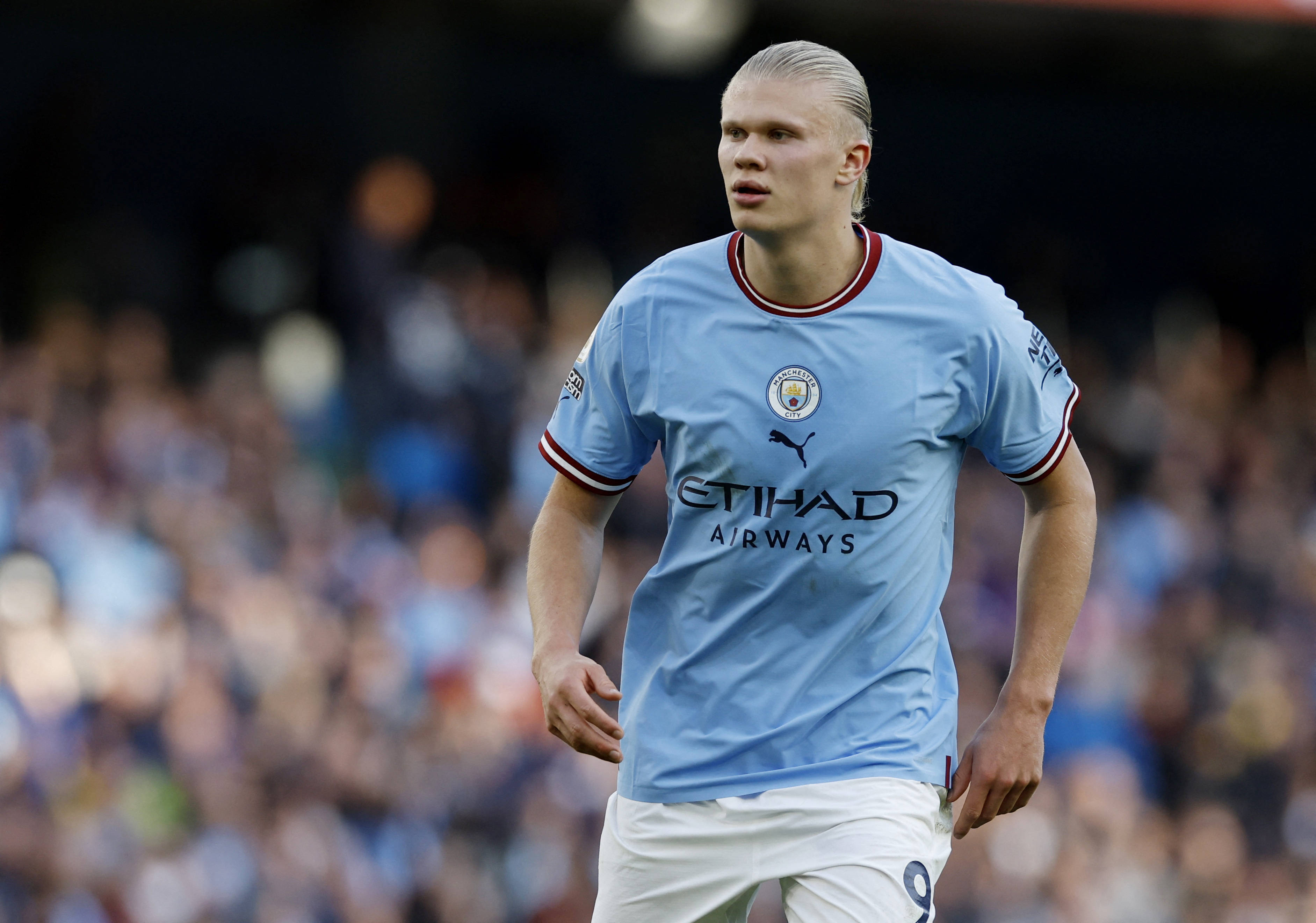 欧冠决赛用球谍照：包含白+深紫，灵感来自举办城市布达佩斯（欧冠决赛用球曝光：白+深紫配色，灵感源于主办城市布达佩斯）