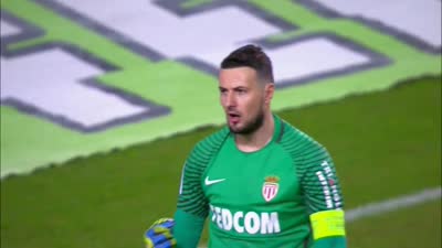 得分机器！史密斯半场11中7&三分7中4砍下19分7板3助（手感火热！史密斯半场11投7中、三分7投4中，轰下19分7篮板3助攻）