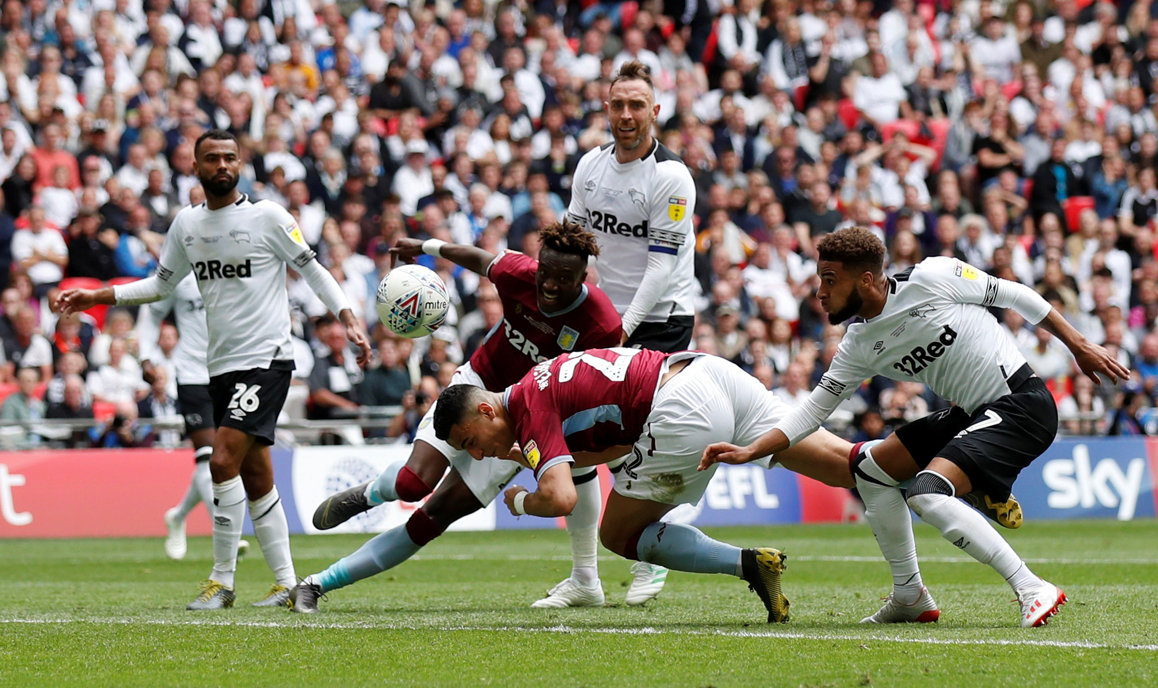 第21圈，诺里斯连过安东内利、塞恩斯、斯特罗尔、劳森，直接上到第4。（第21圈，诺里斯连超安东内利、塞恩斯、斯特罗尔与劳森，一举升至第4位）