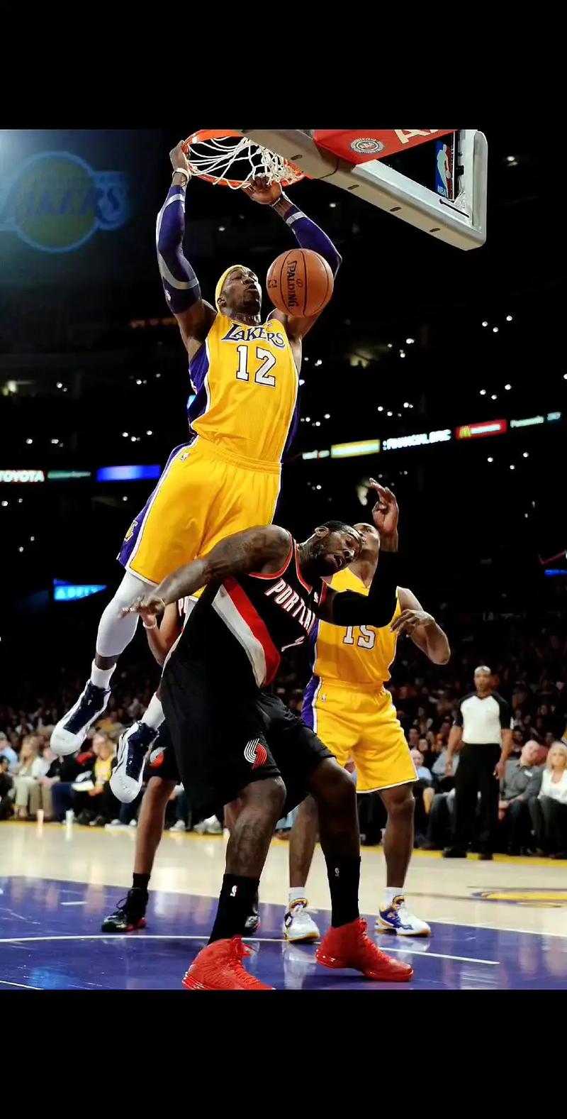 热议成都被罚：想出前5排空场的是人才；应重罚肇事者轻罚俱乐部（成都被罚引热议：前五排空座成妙招，呼吁重罚肇事者、从轻处理俱乐部）